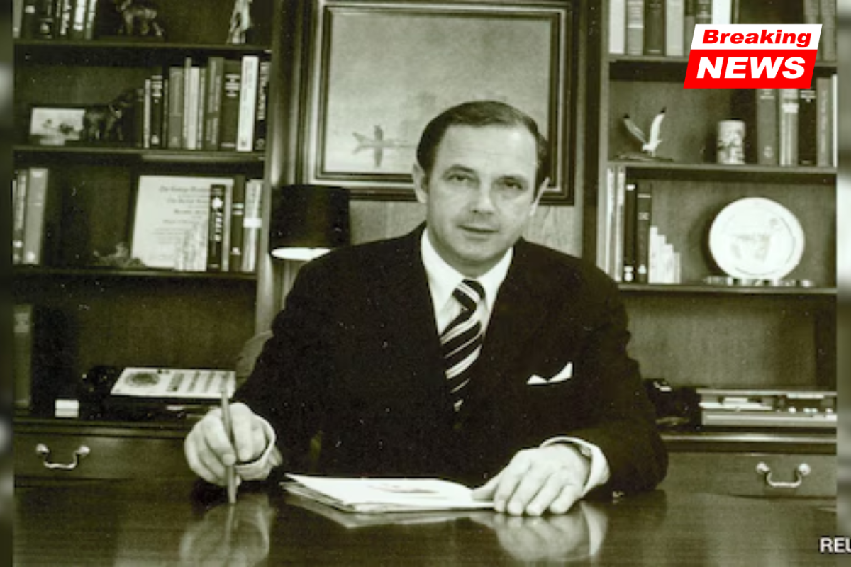 Alexander Butterfield, a Nixon aide who revealed the Watergate tapes, dies at 99