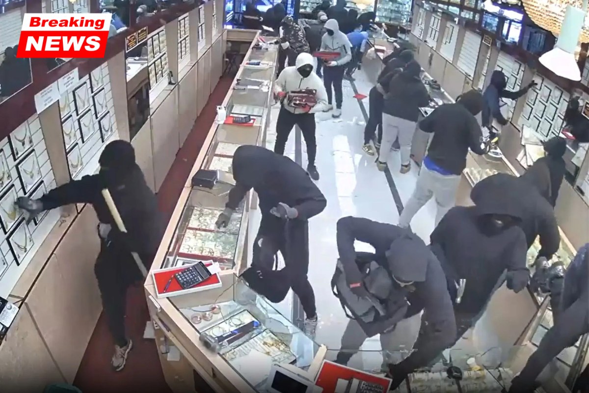 Watch this horrifying moment of a masked gang robbing £1 million worth of jewelry in less than a minute