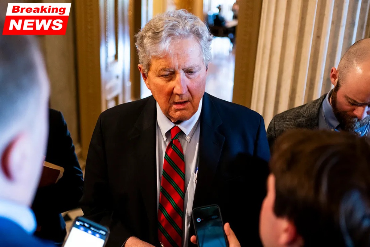 A resolution suspending senators' pay during the shutdown is unanimously passed by the Senate